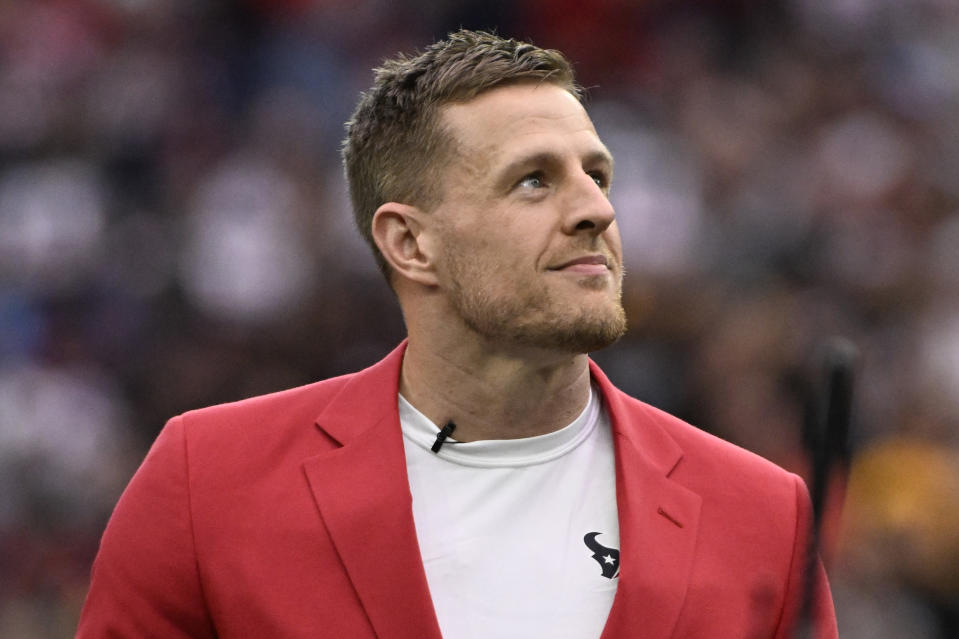 JJ Watt telah dihormati di Texas Ring of Honor.  Apakah dia akan kembali bermain dengan namanya sudah tertulis di NRG Stadium?  (Logan Reilly/Getty Images)