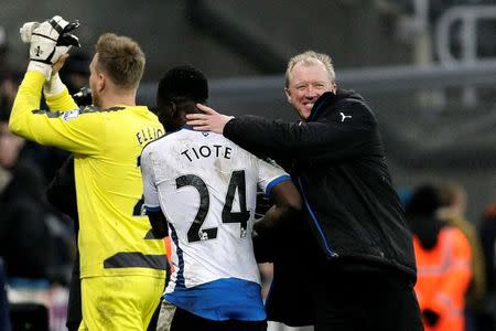 Football Soccer - Newcastle United v West Bromwich Albion - Barclays Premier League - St James' Park - 6/2/16 Newcastle United manager Steve McClaren celebrates with Rob Elliot and Cheick Tiote after the game Mandatory Credit: Action Images / Craig Brough Livepic