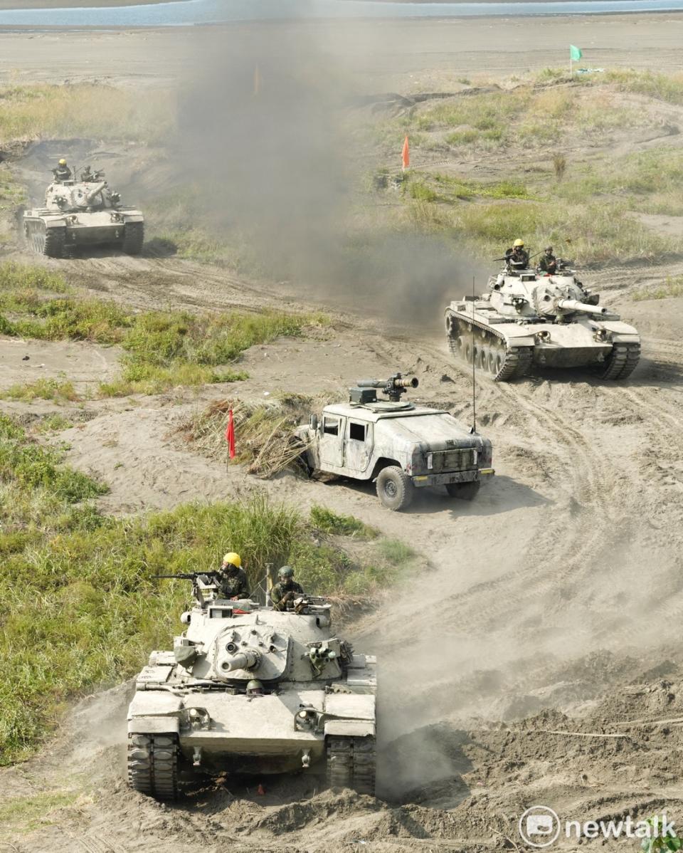 漢光37號演習，第三作戰區今午在淡水河口進行「灘岸守備」。圖為M60A3戰車和悍馬車車身塗成與沙地相近的顏色。   圖：張良一/攝