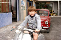 <p>Esta fotografía, en la que aparece interpretando a Carlitos subido en una moto, una de las grandes pasiones del personaje, es de la temporada 4 de la serie. (Foto: RTVE). </p>