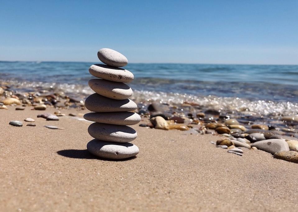 疊石（Photo Credit: WOKANDAPIX@pixabay.com, License CC0，圖片來源：https://pixabay.com/zh/photos/rock-balancing-rock-balance-stacked-3521459/）