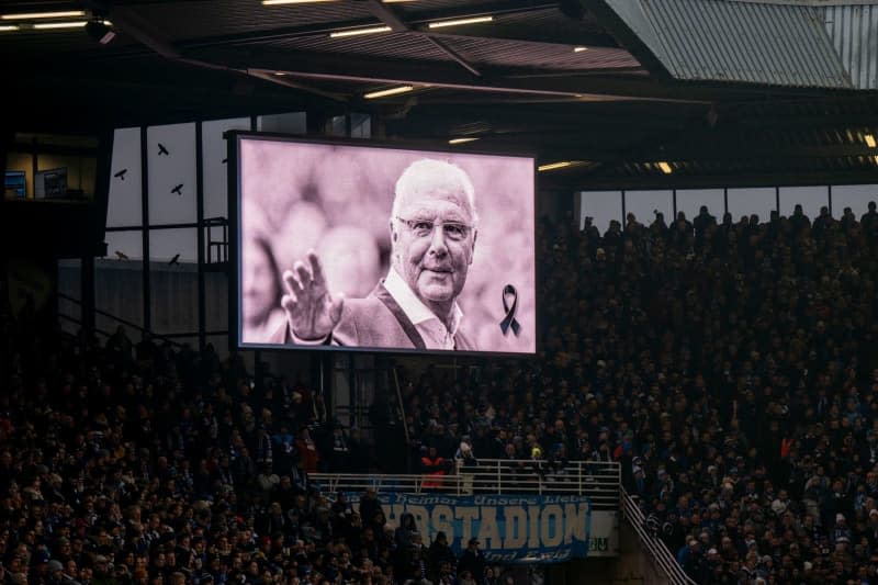 The scoreboard in the stadium shows a photo of the late Franz Beckenbauer prior to the start of the German Bundesliga soccer match between VfL Bochum and Werder Bremen at Vonovia Ruhrstadion. David Inderlied/dpa