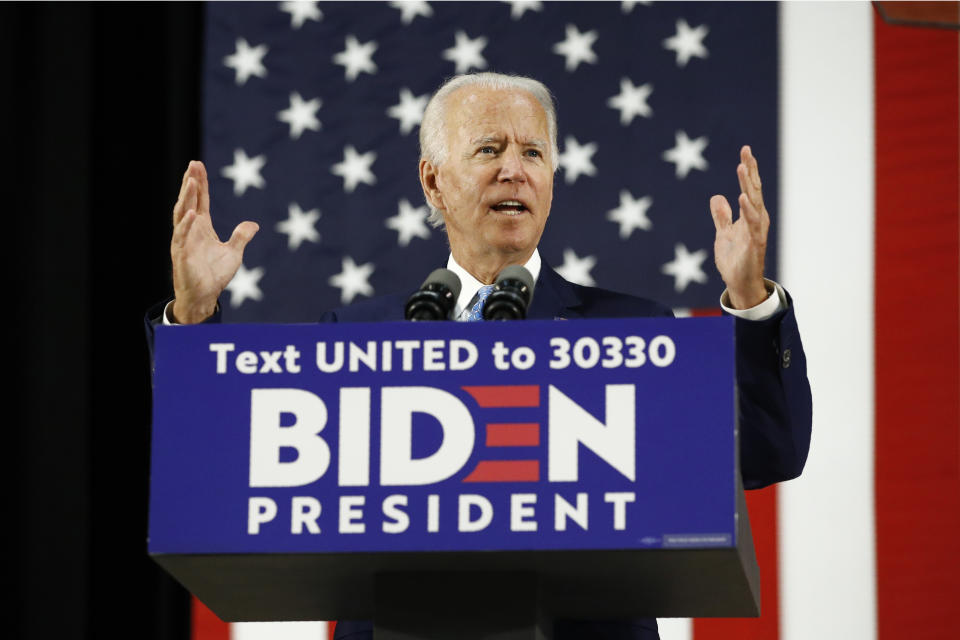 El candidato presidencial demócrata y ex vicepresidente Joe Biden habla en la secundaria Alexis Dupont en Wilmington, Delaware, el 30 de junio de 2020. Mientras su campaña por un segundo mandato enfrenta obstáculos crecientes, la superioridad del presidente Donald Trump en el vertiginoso mundo digital es una de sus ventajas principales, dándole una plataforma masiva para conectarse con seguidores y enviar un mensaje que ignora sus vulnerabilidades, relacionadas con la pandemia, el desempleo y las relaciones raciales. Biden y sus aliados están trabajando febrilmente para establecer su propia fuerza en las redes sociales. (AP Foto/Patrick Semansky)