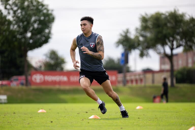 Alan Velasco, durante un entrenamiento en Dallas, donde se recupera de una lesión de rodilla