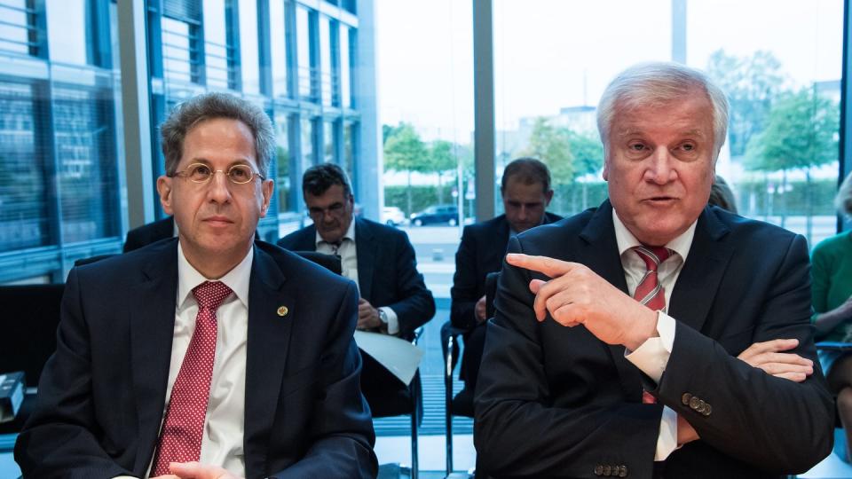 Tagelang steht die Koalition wegen der Personalie Maaßen am Abgrund. Dann nehmen Merkel, Seehofer und Nahles eine geplante Beförderung des Spitzenbeamten zurück. Aber Maaßen soll einen guten Posten bekommen. (Bild: dpa)