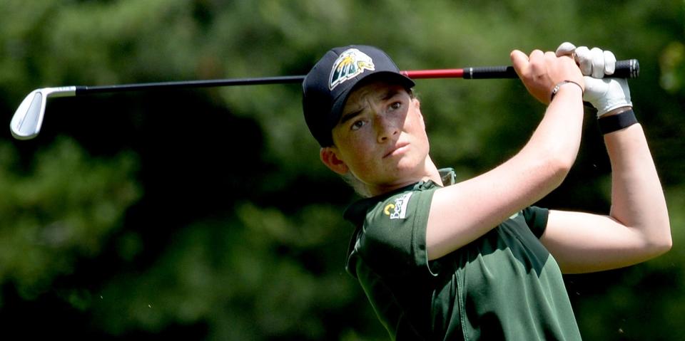 Sarah Lydic de Indian River observa su golpe de salida en el octavo hoyo durante la ronda final del Torneo de Golf DIAA el miércoles en Maple Dale Country Club en Dover.