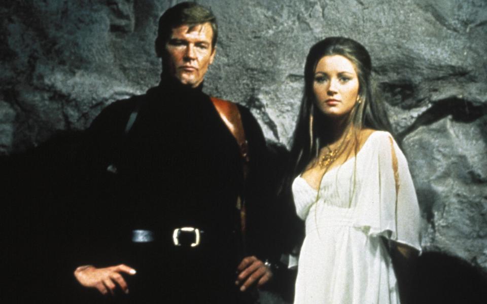 Auf ihn fiel letztlich die Wahl der Produzenten: Roger Moore (Szene mit Jane Seymour) bekleidete in "Leben und sterben lassen" (1973) erstmals die Rolle des James Bond. (Bild: 2023 Metro-Goldwyn-Mayer Studios Inc. All Rights Reserved.	)