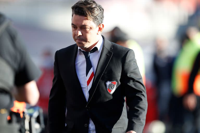 Marcelo Gallardo, durante el superclásico de ayer, luciendo una corbata en homenaje a Labruna. 