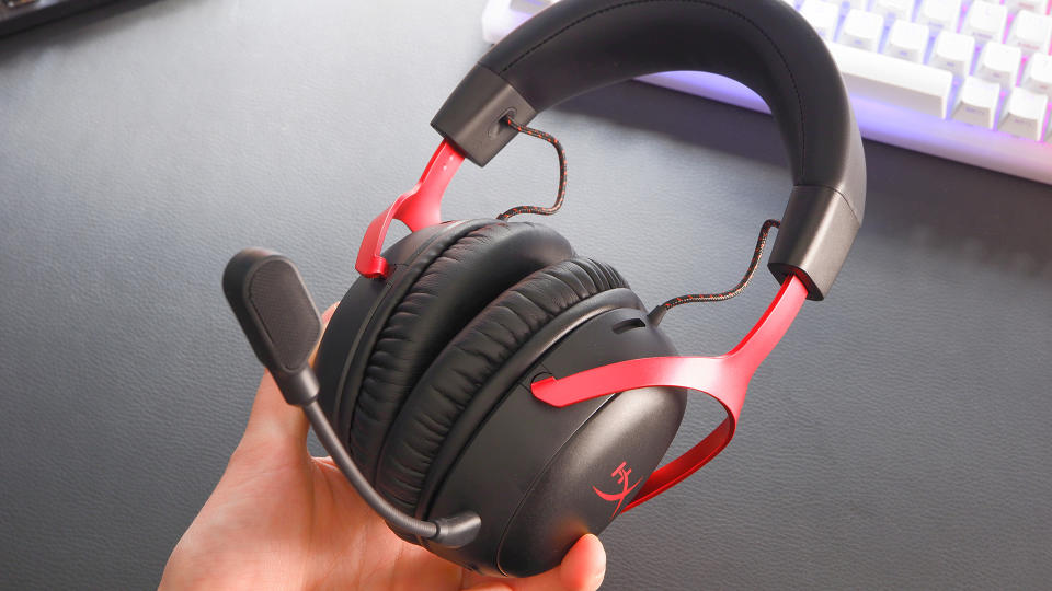 Ασύρματο ακουστικό gaming HyperX Cloud III σε ένα γραφείο