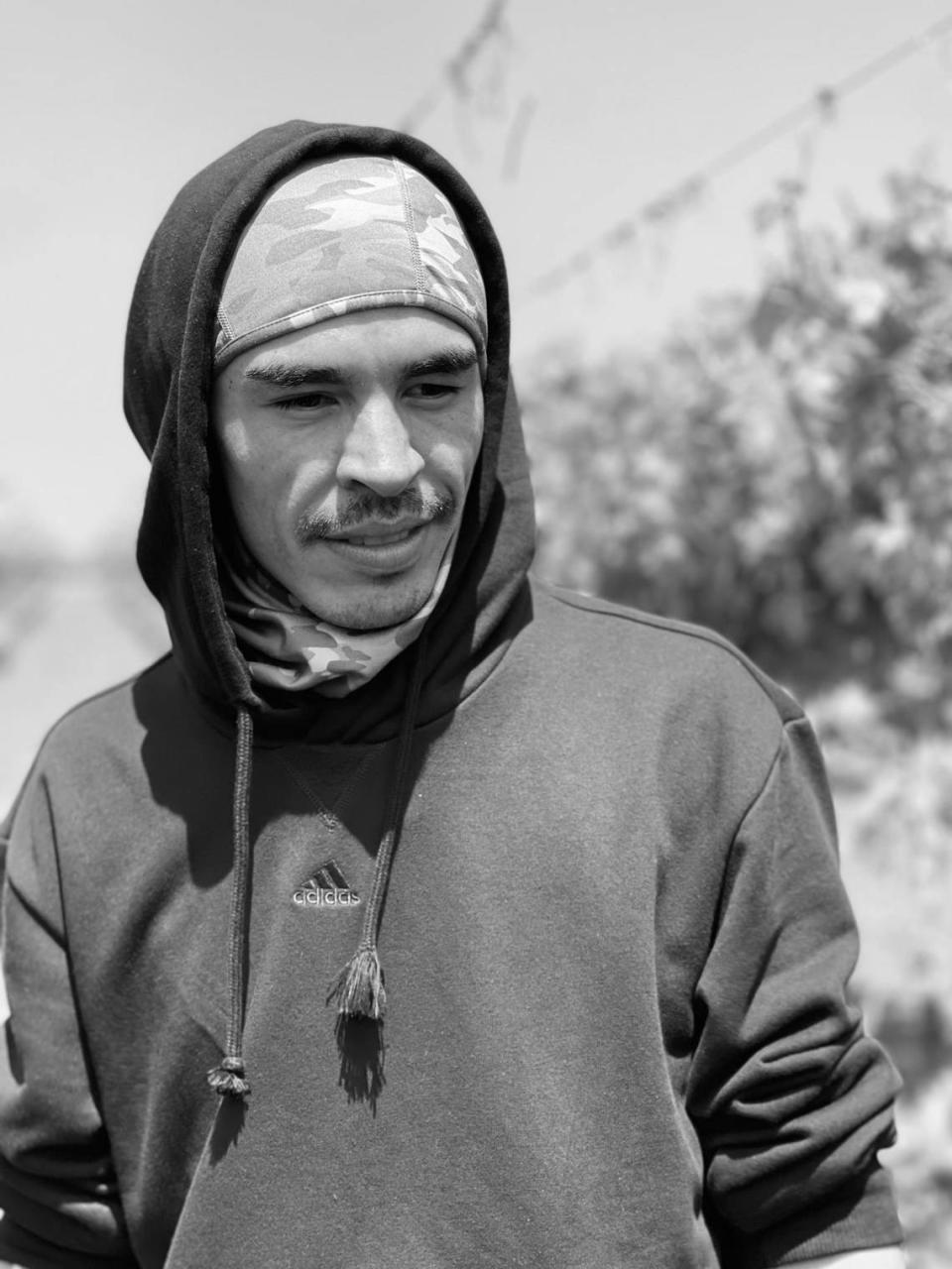 Mexican singer Erick Aragón, better known as Codiciado, recently joined forces with La Campesina radio station to honor agricultural workers in Fresno County making an April 19 stop in Reedley to bring a hot lunch to a selected crew of farmworkers. Rebecca Niebla/Special to Vida en el Valle