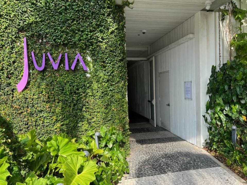 La entrada en el primer piso de Juvia, donde el restaurante anunció su cierre. Los clientes solían subir en ascensor a la azotea para cenar y tomar algo.