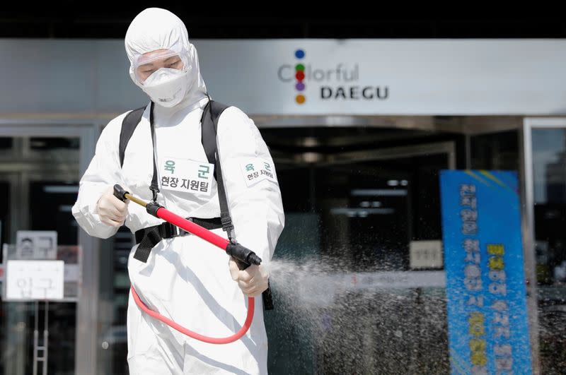 South Koreans soldiers are mobilized to disinfect Daegu city hall