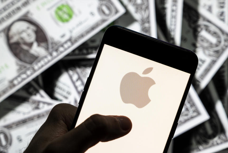 CHINA - 2021/04/23: In this photo illustration the American multinational technology company Apple logo seen on an Android mobile device screen with the currency of the United States dollar icon, $ icon symbol in the background. (Photo Illustration by Budrul Chukrut/SOPA Images/LightRocket via Getty Images)