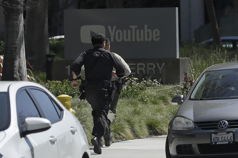 <p>Officers run toward a YouTube office in San Bruno, Calif., April 3, 2018. (Photo: Jeff Chiu/AP) </p>