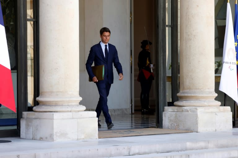 El primer ministro de Francia, Gabriel Attal, se marcha de la reunión semanal de gabinete en el Palacio del Elíseo, en París, el 16 de julio de 2024 (Ludovic Marin)