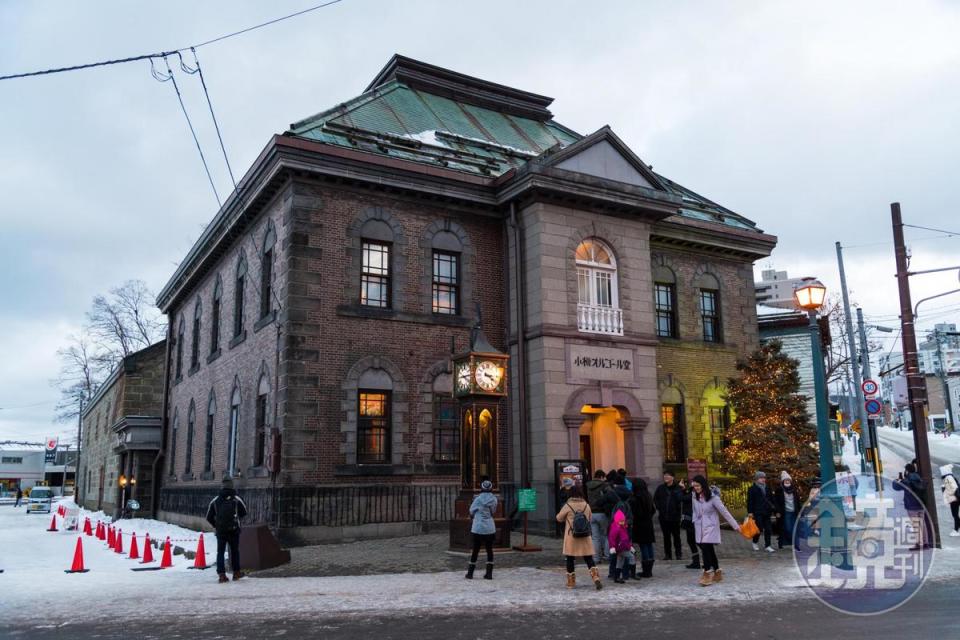 「小樽音樂盒堂本館」的外牆用紅磚及石塊打造而成，文藝復興式的拱形窗讓整棟建築顯得氣質出眾。