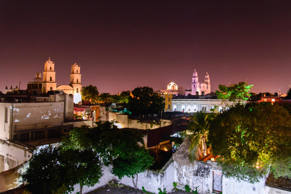 <p>Además de playas y ruinas mayas, Yucatán ofrece esta ciudad colonial con casi 500 años de historia que destaca por su centro histórico. En él, hay numerosas galerías de arte, cantinas, restaurantes innovadores y museos, otorgando una atmósfera atractiva. También cuenta con muchos cenotes a su alrededor. (Getty Creative)</p> 