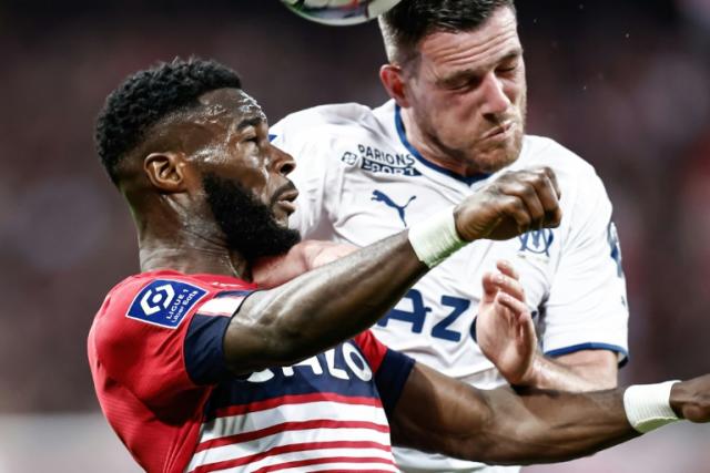 Heads up: Lille forward <a class="link " href="https://sports.yahoo.com/soccer/players/439613" data-i13n="sec:content-canvas;subsec:anchor_text;elm:context_link" data-ylk="slk:Jonathan Bamba;sec:content-canvas;subsec:anchor_text;elm:context_link;itc:0">Jonathan Bamba</a> (left) challenges Marseille's <a class="link " href="https://sports.yahoo.com/soccer/players/374230" data-i13n="sec:content-canvas;subsec:anchor_text;elm:context_link" data-ylk="slk:Jordan Veretout;sec:content-canvas;subsec:anchor_text;elm:context_link;itc:0">Jordan Veretout</a>