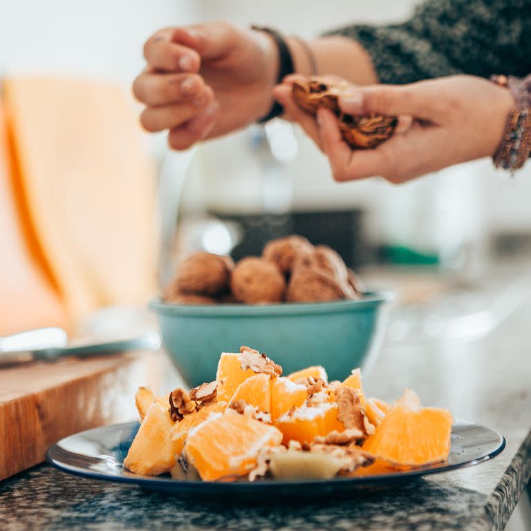 La fruta fresca es la mejor opción para matar el gusanillo. En verano puedes optar por la piña, la sandía o la naranja. (Foto: CAROL YEPES/GETTY IMAGES)