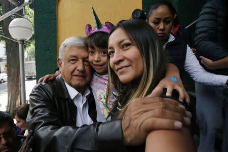 El ganador de las últimas elecciones presidenciales en México, Andrés Manuel López Obrador, posa para una selfie a su llegada a una reunión con su nuevo gabinete en la Ciudad de México, México, 7 de julio de 2018. REUTERS/Daniel Becerril - RC17DC9030C0