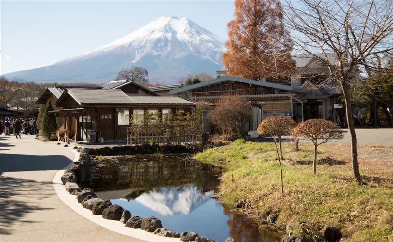 「忍野八海」環境優美，可遠眺富士山。（圖／翻攝自日本觀光局）