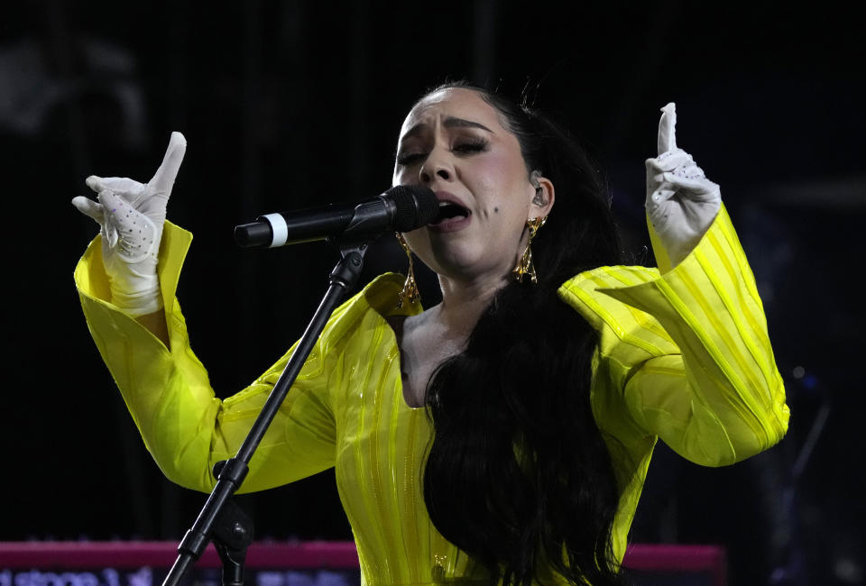 ARCHIVO - La cantautora mexicana Carla Morrison durante su presentación en el festival Vive Latino en la Ciudad de México el 18 de marzo de 2023. Morrison debutará en el Hollywood Bowl de Los Angeles el 12 de agosto. (Foto AP/Fernando Llano, archivo)