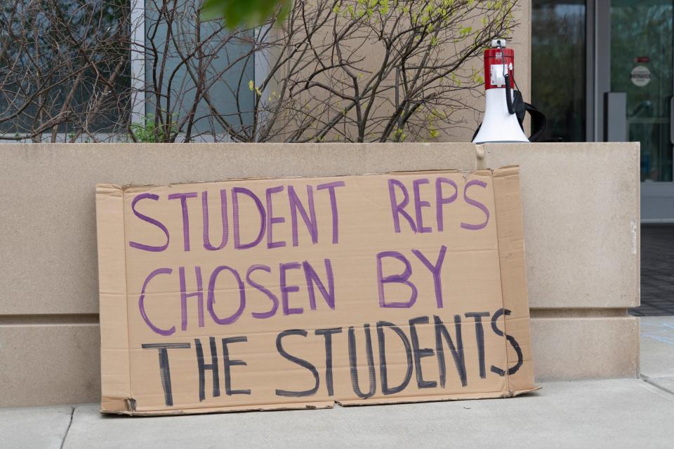 A little more than a dozen Indiana University students representing Students for a New Green World drove from Bloomington to IUPUI Friday, April 29, 2022, to demonstrate during IU's first Climate Action Planning Committee meeting. 