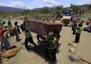 Policías colombianos ayudan a las personas que han salido de Venezuela a cargar sus pertenencias a través del río Táchira. REUTERS/Jose Miguel Gomez