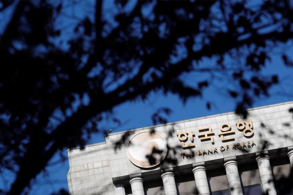 樹梢陰影之中的韓國銀行（圖／路透社）