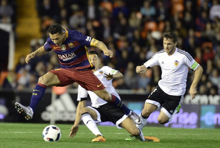 Barcelona's defender Adriano (L) vies with Valencia's midfielder Francisco Jose Villalba and forward Pablo Piatti (R) during the Spanish Copa del Rey semifinal second leg match in Valencia on February 10, 2016