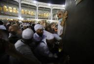 Muslim pilgrims touch the Kaaba at the Grand Mosque in the holy city of Mecca ahead of the annual Haj pilgrimage October 7, 2013. REUTERS/Ibraheem Abu Mustafa (SAUDI ARABIA - Tags: RELIGION)