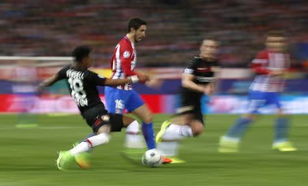 El Atlético de Madrid pasó el miércoles a cuartos de final de la Liga de Campeones tras empatar en casa contra el Bayern Leverkusen, en una jornada en la que el Mónaco dio la vuelta a la eliminatoria contra el Manchester City, al que ganó en casa por 3-1. En la imagen, Sime Vrsaljko, de Atlético Madrid, en acción ante Wendell del Bayer Leverkusen el 15 de marzo de 2017. Reuters/Sergio Pérez