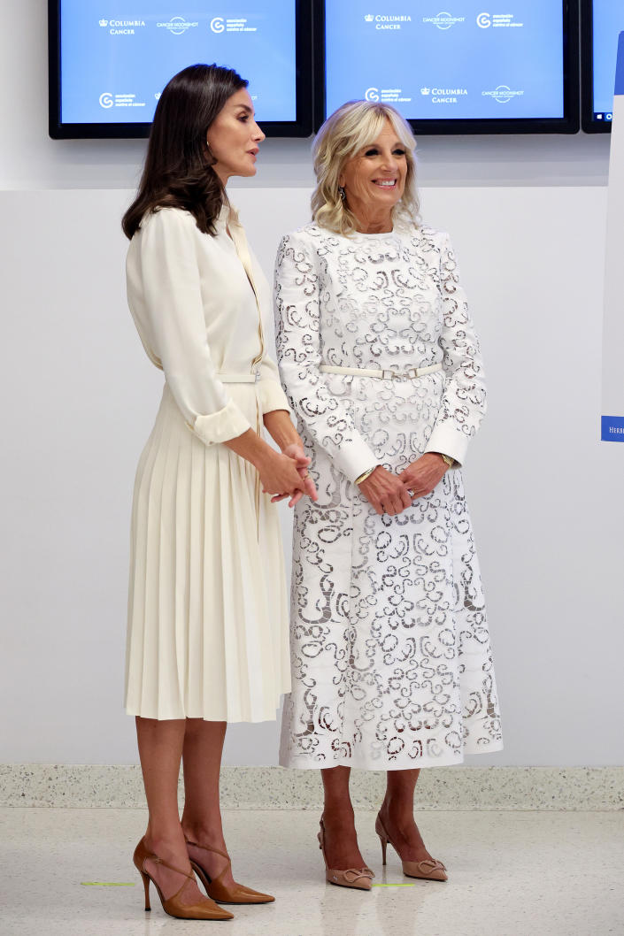 İspanya Kraliçesi Letizia (solda), İspanyol Kansere Karşı Derneği Onursal Başkanı ve First Lady Jill Biden, 21 Eylül 2022'de New York'ta Columbia Üniversitesi Irving Tıp Merkezi'ni ziyaret etti.