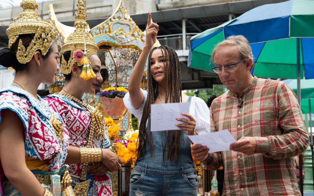 Local Heroes: Verona Pooth und Wigald Boning entdecken Thailand. (Bild: ProSieben / Nick McGrath / action press)