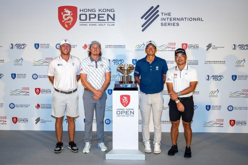 LIV 高爾夫聯賽個人賽季總冠軍古奇、2022年英國公開賽冠軍史密夫、首位贏得亞巡賽冠軍的香港球手許龍一和亞巡賽明星球手塔布埃納一同與「香港高爾夫球公開賽」獎盃合照。（左起）