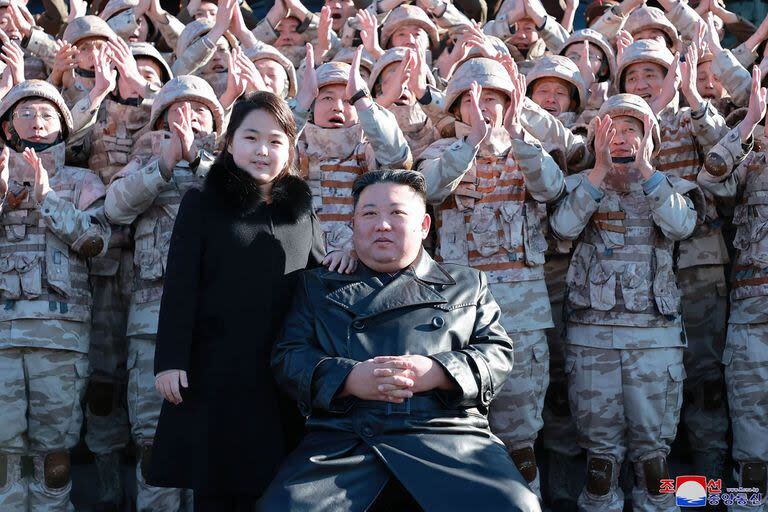 Kim Jong-un presencia, acompañado por su hija Ju-ae, una prueba de misiles a fines de 2022