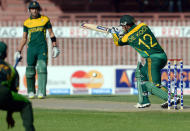 South African batsman Quinton de Kock (R) plays a shot as Faf du Plessis (C) looks on during the fifth and final day-night international at Sharjah Cricket Stadium in Sharjah on November 11, 2013. South Africa lead the five-match series 3-1. AFP PHOTO/Asif HASSAN