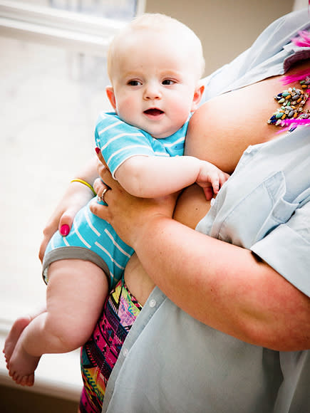 Mom with Breast Cancer Memorializes Her Last Day of Breastfeeding with Touching Photoshoot| Pregnancy, Breastfeeding, Cancer, Bodywatch