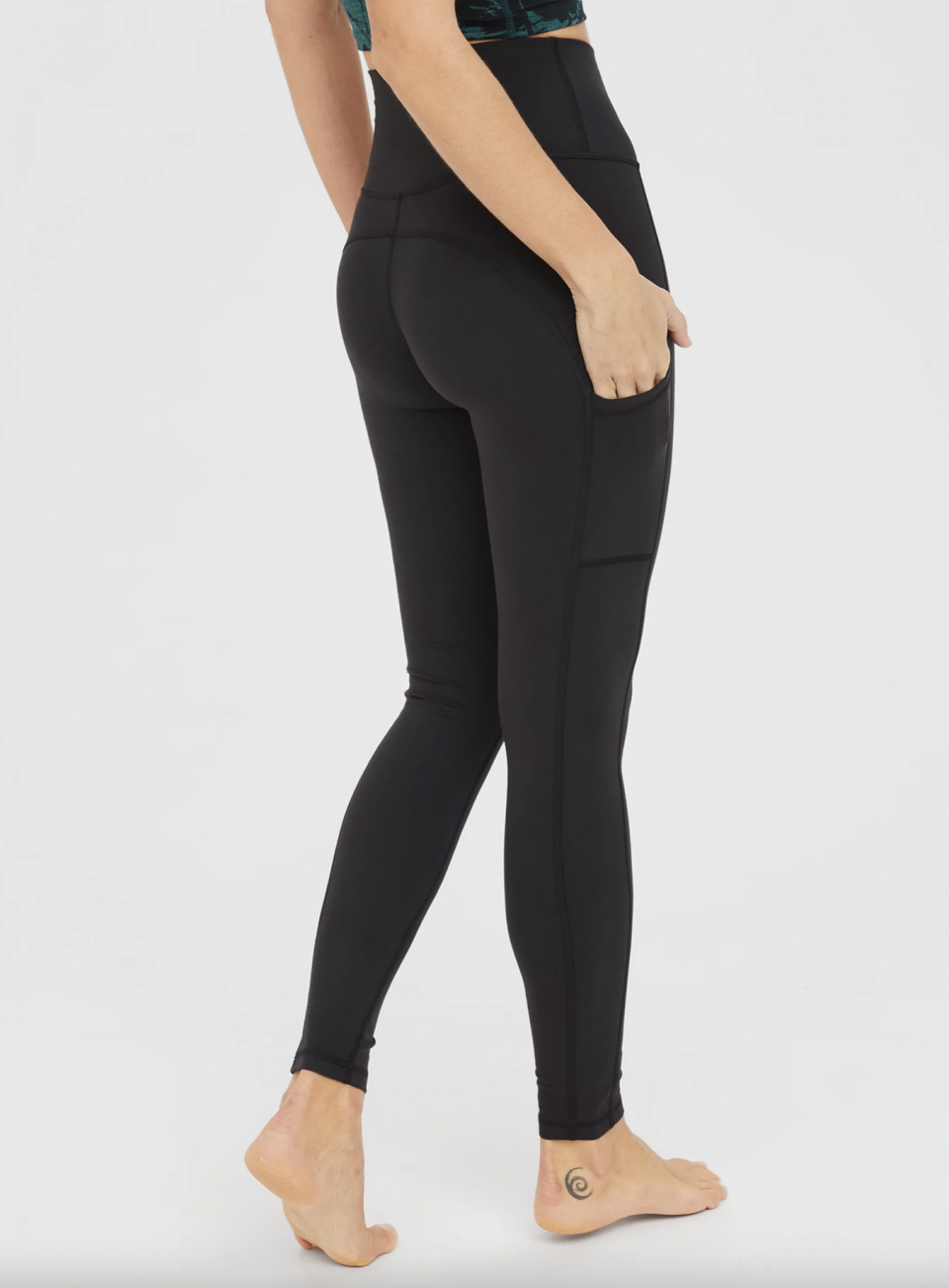 4) OFFLINE By Aerie The Hugger High Waisted Legging