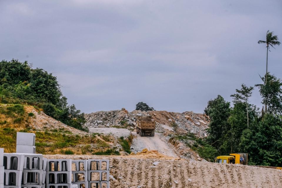 A general view of the East Coast Rail Link (ECRL) project in Kuantan tunnel area March 6, 2023. ECRL positions for truck drivers offer a more attractive work environment with fixed hours, eliminating early morning shifts and allowing for more leisurely breaks. — Picture by Hari Anggara