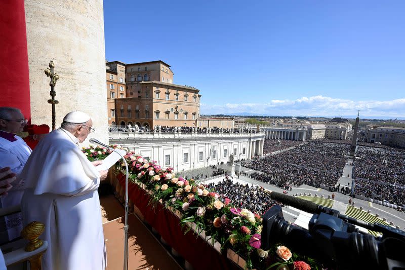 El Papa Francisco pronuncia su mensaje 'Urbi et Orbi' ('A la Ciudad y al Mundo') en la Plaza de San Pedro, el Domingo de Pascua, en el Vaticano