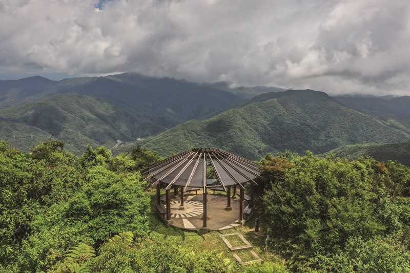 帽子山觀景涼亭，園區最高峰，可遠眺台灣海峽與太平洋，視野開闊。攝影/莊智淵 