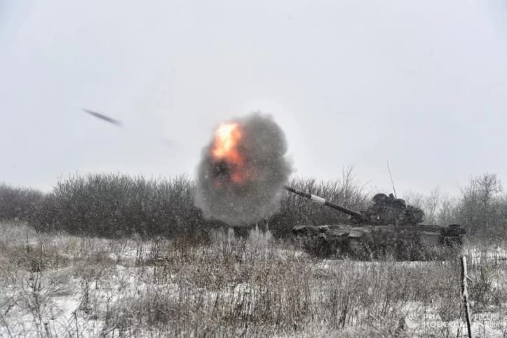 俄軍坦克對烏軍進行攻擊。   圖 : 翻攝自軍機圖