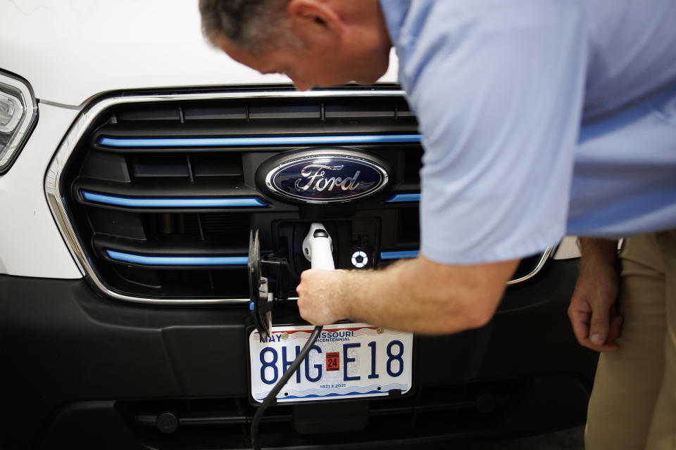 Mitch Smedley, quien compró una furgoneta E-Transit de Ford, un vehículo eléctrico, para su negocio de plomería el año pasado, en Blue Springs, Misuri, el 13 de abril de 2023. (Chase Castor/The New York Times)
