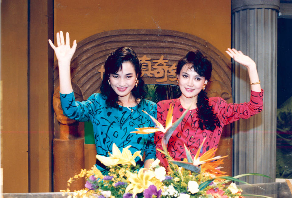 亮麗拍下這張照片的柯志恩(左)與梁旅珠(右)，隨即將《世界真奇妙》主持棒世代交替給新人。（圖／中時資料照）