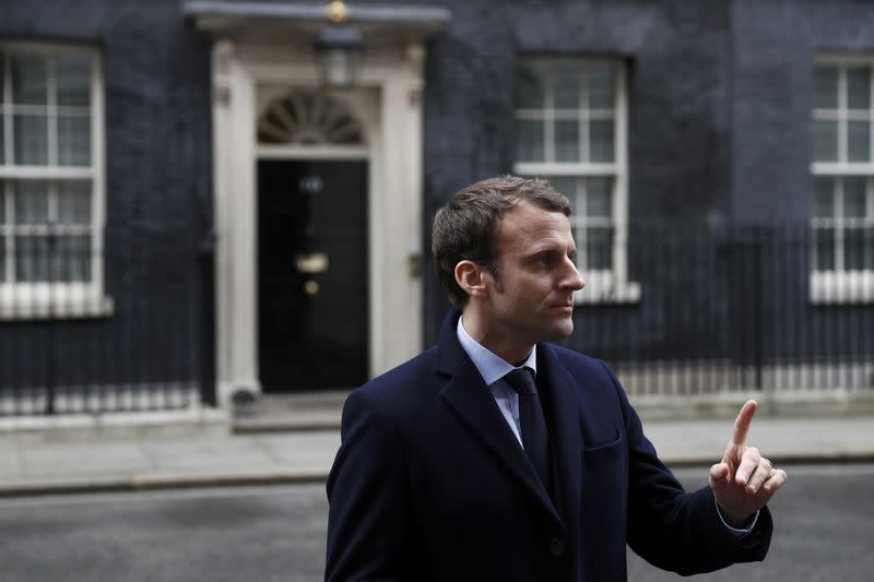 Emmanuel Macron, en campagne pour l'élection présidentielle française, a prôné mardi une attitude ferme à l'égard de Londres dans les négociations sur la sortie du Royaume-Uni de l'Union européenne, à l'issue d'un entretien avec Theresa May. /Photo prise le 21 février 2017/REUTERS/Stefan Wermuth