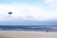 <p>Ein Kitesurfer wird am australischen Brighton Beach von starkem Wind mitgezogen. Für den späteren Nachmittag wurde vor Stürmen mit bis zu 100 Kilometern pro Stunde gewarnt. In manchen Teilen Melbournes dürfte es der windigste Tag des Jahres werden. (Bild: Getty Images) </p>