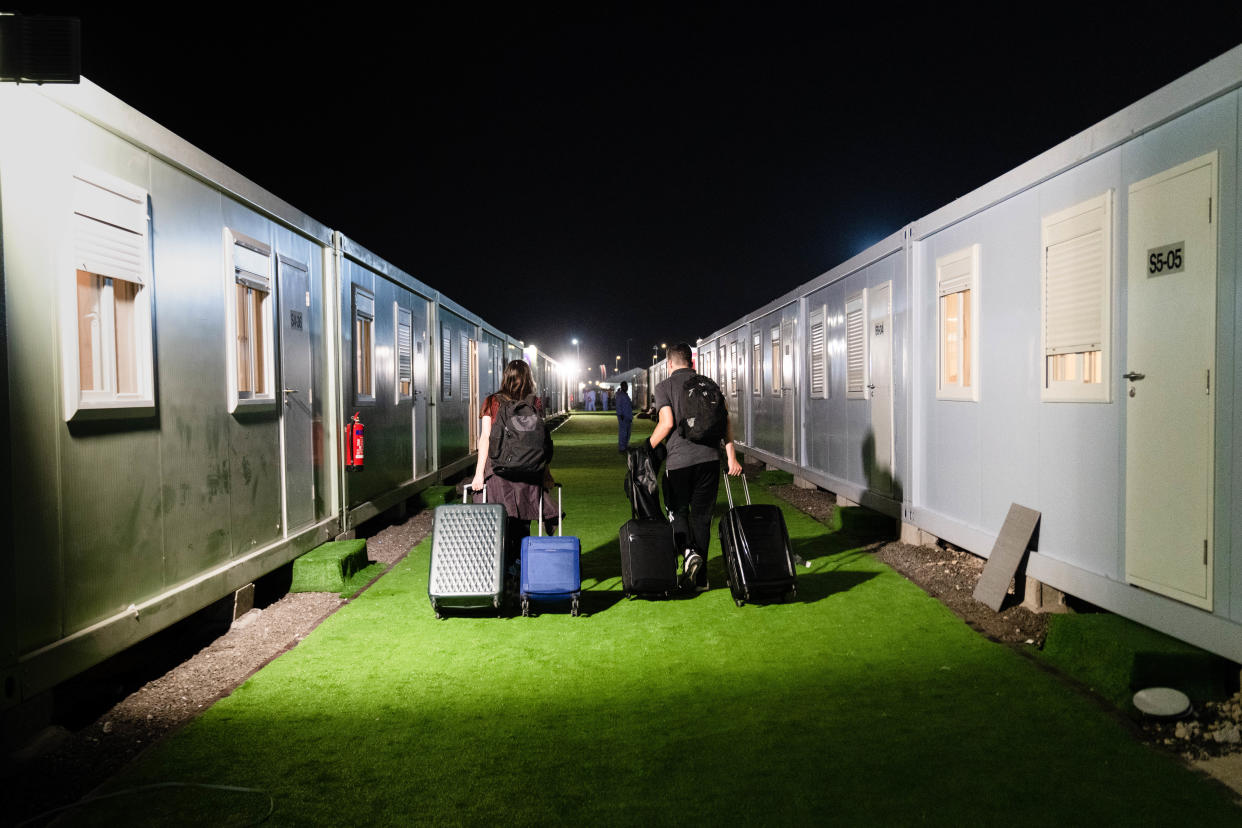 Gihana Fava y Renan Almeida, fanáticos brasileños de fútbol, se dirigen a su habitación rentada tras registrarse en Fan Village, en la Copa del Mundo, en Doha, Catar, el 22 de noviembre de 2022. (Erin Schaff/The New York Times)
