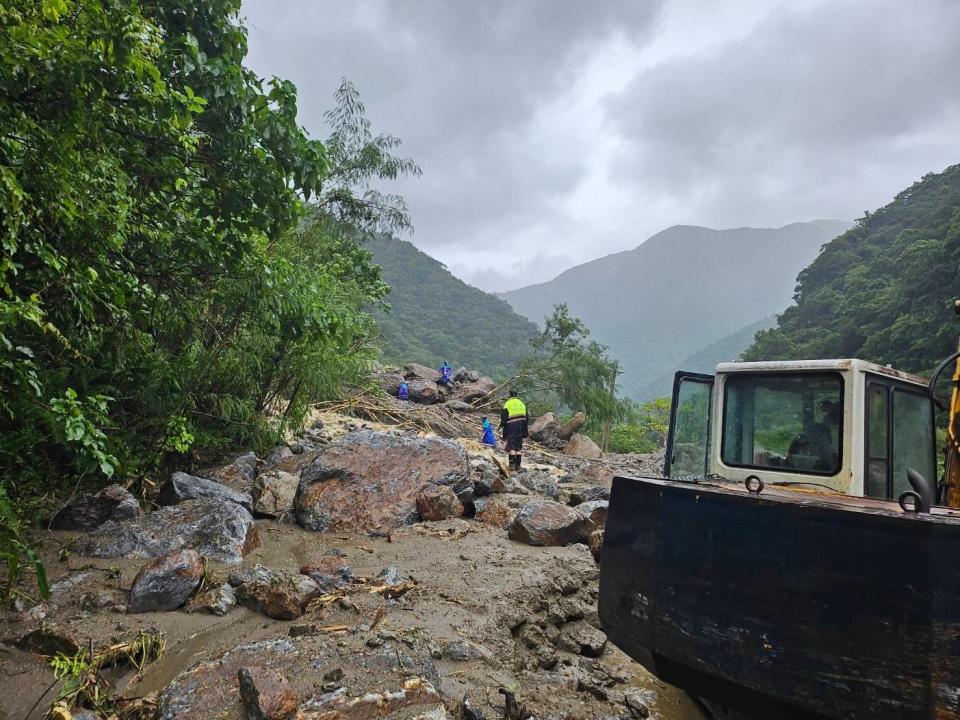 受海葵颱風帶來豪大雨，宜蘭縣南澳鄉碧候溫泉聯外道路大規模土石坍方中斷，公所已派員搶修。警方提供