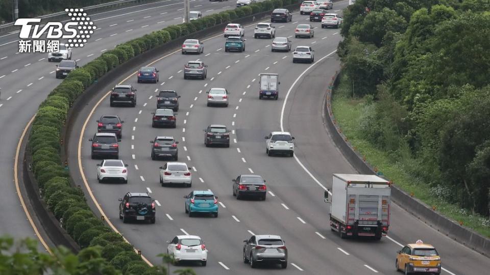 行駛高速公路最怕就是遇到龜速車開在內線造成後方塞車。（圖／TVBS）